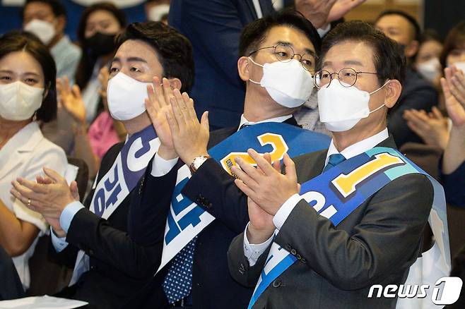 이재명(오른쪽부터), 박용진, 강훈식 더불어민주당 당대표 후보가 6일 대구 엑스코에서 열린 민주당 당대표 및 최고위원 후보자 대구·경북지역 합동연설회에서 손뼉을 치고 있다. 2022.8.6/뉴스1 ⓒ News1 유승관 기자