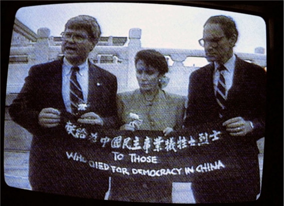 <낸시 펠로시 의원이 벤 존스(Ben Jones, 왼쪽)의원과 존 밀러(John Miller, 오른쪽) 의원과 함께 “중국의 민주주의를 위해 죽은 이들을 위해서”라 적힌 배너를 들고 있다. 1991년 9월 4일 TV 화면. 사진/ AP file>