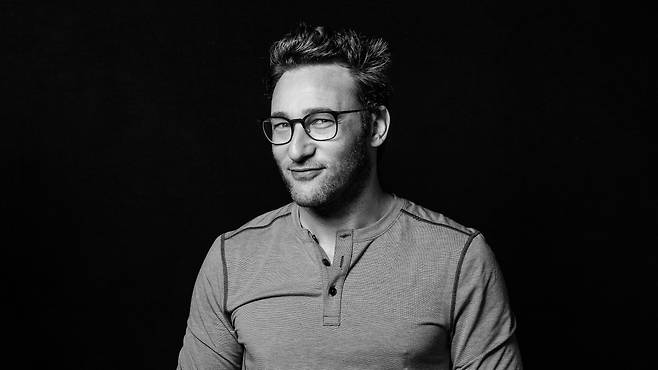 세계적인 경영저술가 사이먼 시넥(Simon Sinek). TED 강연 5천8백만 뷰 신화의 주인공인 그가 더 넓은 세계관을 담은 책 '인피니트 게임'으로 돌아왔다./사진 제공=사이먼 시넥