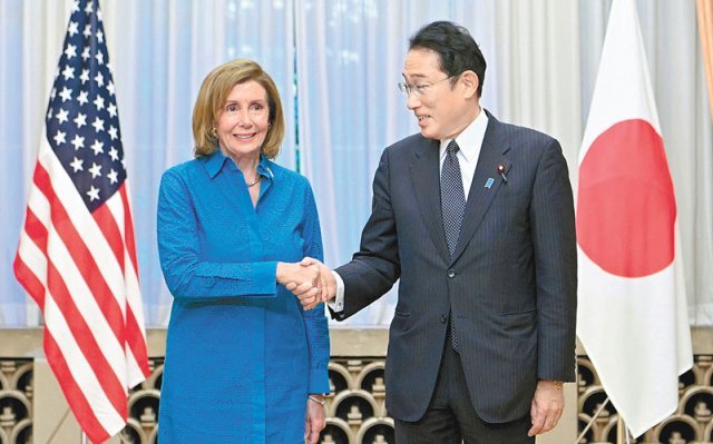 일본을 방문한 낸시 펠로시 미국 하원의장(왼쪽)과 기시다 후미오 일본 총리가 5일 도쿄 총리관저에서 조찬 회동에 앞서 악수하고 있다. 도쿄=AP 뉴시스