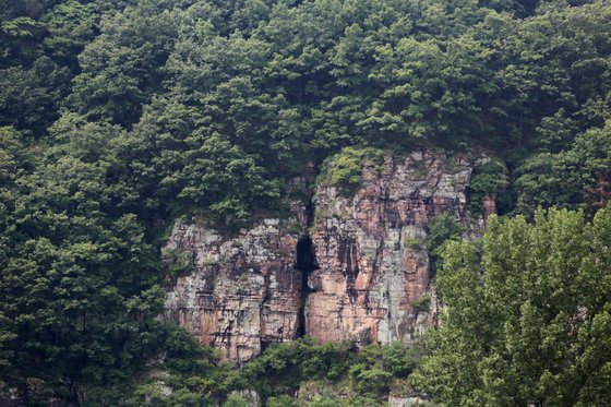 탑바위 인근 종모양 동굴 모습. 사진 의령군