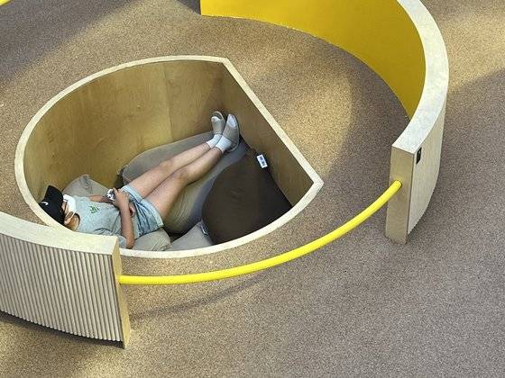 펀그라운드 진접 3층에서 한 청소년이 쉬고 있다. ［사진 건축사사무소 신］