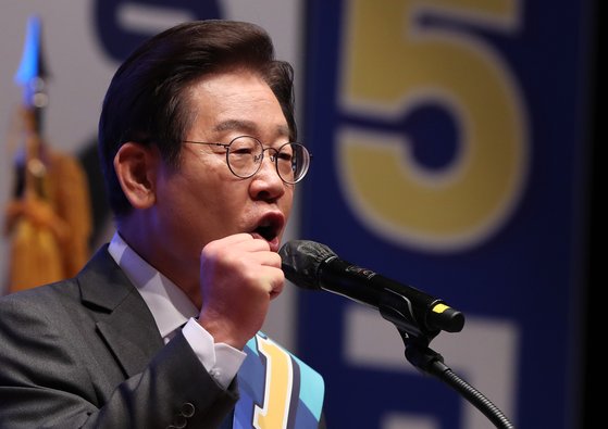 6일 합동연설회에서 이재명 당 대표 후보가 정견을 발표하고 있다. 연합뉴스