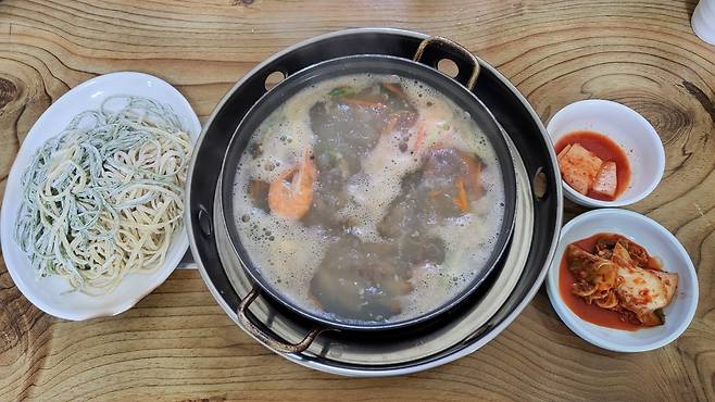 Mirinae Bajirak Kalguksu, a kalguksu restaurant located a 7-minute walk away from Jeondeungsa’s South Gate. (Kim Hae-yeon/ The Korea Herald)