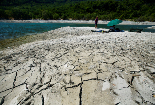 프랑스 가뭄 : 5일 무더위에 따른 가뭄으로 인해 프랑스 르 브록 강 바닥이 말라붙어 갈라져 있다. 로이터·연합뉴스