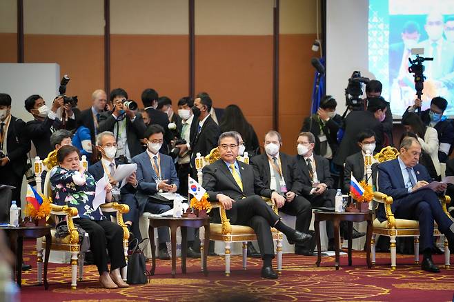 박진 외교부 장관이 5일 캄보디아 프놈펜 소카호텔에서 열린 아세안지역안보포럼(ARF) 외교장관회의에 참석하고 있다. 연합뉴스