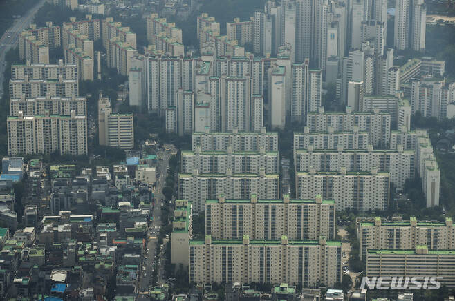 [서울=뉴시스] 정병혁 기자 = 올해 상반기 서울에서 거래된 주택 10채 중 7채는 소형 면적인 것으로 나타났다. 부동산 정보제공 업체 경제만랩이 한국부동산원 자료를 분석한 결과, 올해 상반기(1월~6월) 서울 주택 매매거래량은 3만4945건으로 나타났다. 이 중 전용면적 60㎡ 이하의 주택 매매거래량은 2만4673건으로 전체 거래량의 70.6%에 달하는 것으로 나타났다. 이는 부동산원이 관련 통계를 작성하기 시작한 2006년 이래 상반기 기준으로 가장 높은 비중이다. 사진은 3일 오후 서울 송파구 롯데월드타워 전망대 서울스카이에서 바라본 서울시내 아파트의 모습. 2022.08.03. jhope@newsis.com