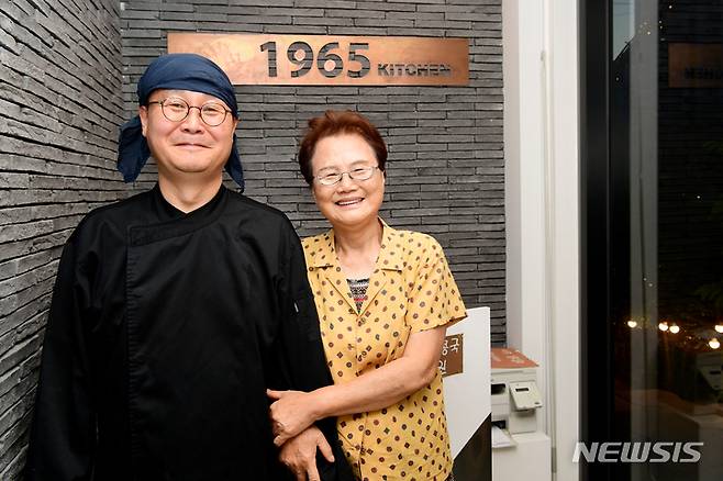 [창원=뉴시스] 차용현 기자 = 지난 5일 오후 경남 창원시 의창구 소재 1965키친에서 사장인 황의철씨와 어머니 표부자씨가 사진 촬영을 하고 있다.2022.08.06. con@newsis.com