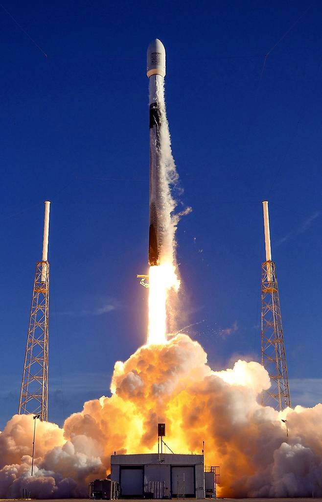 한국의 첫 달 탐사 궤도선 ‘다누리’를 탑재한 팰컨9 발사체가 5일 오전 8시8분 미국 플로리다주 케이프커내버럴의 우주군 기지 40번 발사대에서 우주로 발사됐다. 美플로리다주= 스페이스X·연합뉴스