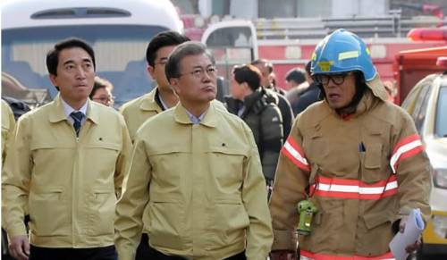 지난 2017년 12월22일 오후 제천 화재참사 현장을 찾은 문재인 당시 대통령이 이상민(오른쪽) 제천소방서장으로부터 보고를 받으며 현장을 살펴보고 있다. 청와대 사진기자단