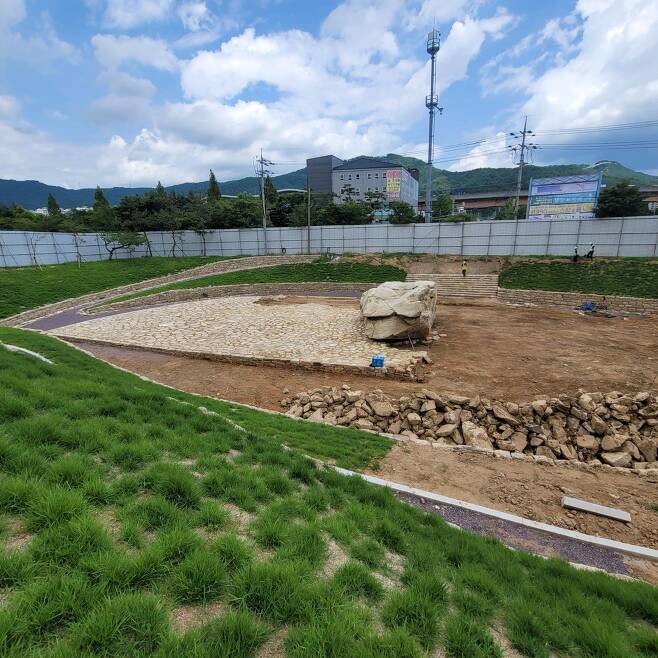 공사가 중단된 경남 김해시 구산동 지석묘 일대. 고인돌 아래 깔린 것이 공사 중 훼손된 박석이다. /문화재청