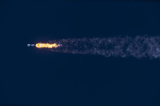 대한민국의 달 탐사 궤도선 '다누리'호(KPLO)가 지난 4일(현지시각) 미국 플로리다주 케이프커내버럴의 우주군 기지 40번 발사대에서 스페이스X 팰컨9 발사체에 실려 발사되고 있다. /연합뉴스