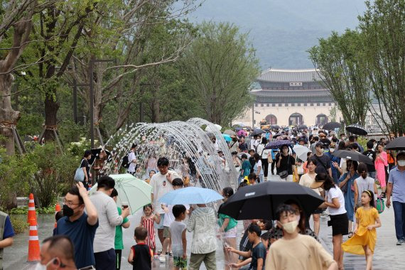 광화문광장이 1년 9개월 만에 재개장한 뒤 첫 일요일인 7일 오후 서울 광화문광장을 찾은 시민들이 주말을 즐기고 있다. 사진=서동일 기자