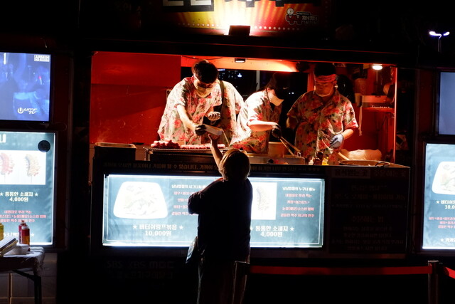 지난달 2일 부산에서 열린 ‘부산항축제’에서 한 손님이 푸드트럭에서 주문한 음식을 건네받고 있다. 곽진산 기자