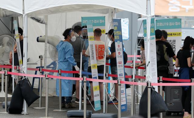 지난 6일 오후 서울역광장 코로나19 선별진료소에서 의료진이 검사를 기다리는 시민들을 안내하고 있다. 뉴스1