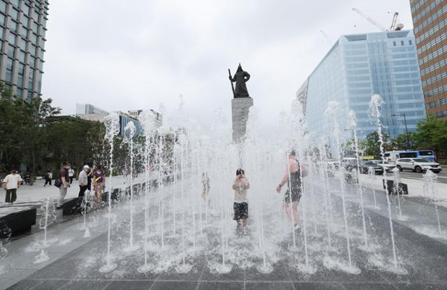 서울 광화문광장이 개장한 6일 오전 어린이와 시민들이 이순신 장군 동상 앞 '명량분수'에서 물놀이를 하고 있다. 연합뉴스