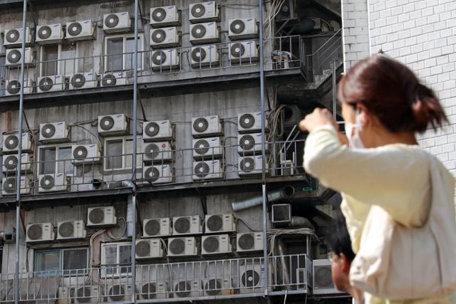 지난달 서울 중구 한 건물 외벽에 에어컨 실외기가 줄 지어 설치돼 있습니다. 한국전력과 전력거래소에 따르면, 올해 상반기 한국의 전력 사용량은 26만9,432기가와트시(GWh)로 상반기 기준 사상 최고를 기록했습니다. 뉴시스