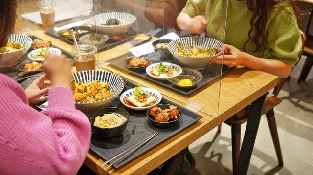 4월 경기 안양시 한 게임회사 구내식당에서 손님들이 정호영 셰프가 만든 특별 메뉴를 맛보고 있다. 삼성웰스토리 제공