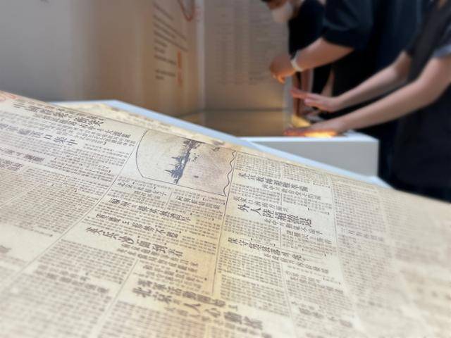 5일 서울 종로구 대한민국역사박물관에서 관람객들이 일제가 검열한 중외일보 영인본과 원본을 살펴보고 있다. 김민호 기자