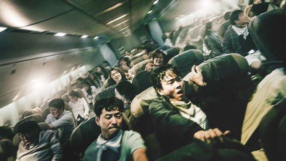 영화 '비상선언'은 150명의 승객을 태운 비행기가 생화학 테러를 당한 뒤 펼쳐지는 재난에 맞서는 사람들의 이야기를 그렸다. 사진 쇼박스