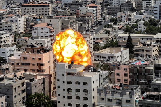 이스라엘군이 6일(현지시간) 팔레스타인 가자지구에 공습을 가했다. AFP=연합뉴스