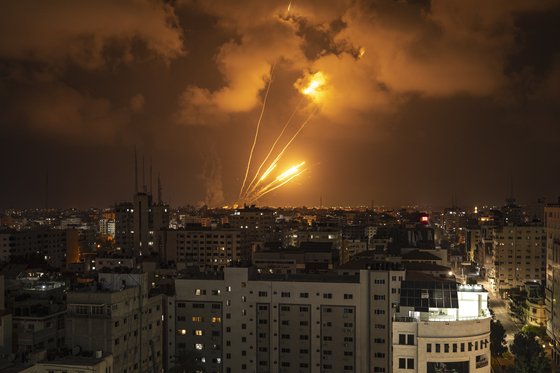 6일 가자지구에서 팔레스타인 무장세력에 의해 이스라엘을 향해 발사된 미사일. AP=연합뉴스