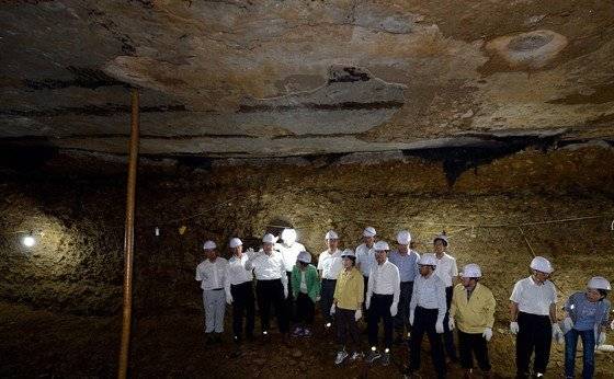 2014년 송파구 석촌 지하차도 싱크홀 현장을 방문해 대책을 보고 받고 있는 김무성 당시 새누리당 대표와 의원들. [사진공동취재단]