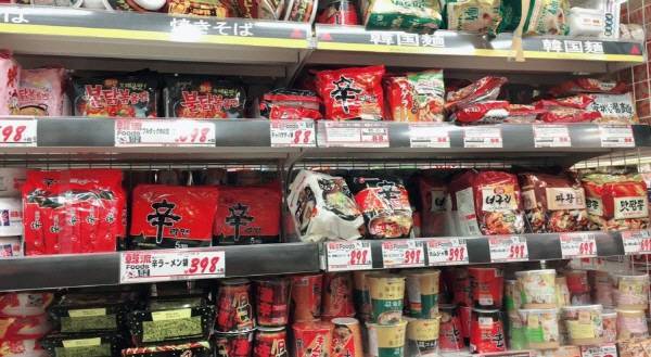 일본의 한 마트 매장에 진열된 한국 라면들. 국제신문DB