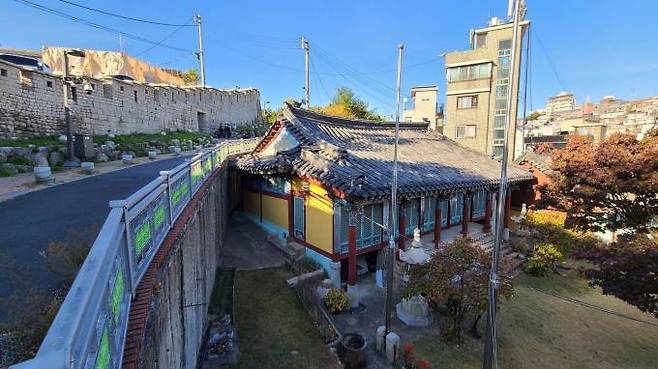 서울 종로구 창신동 지장암 일대. 이승만 전 대통령은 일제강점기 지금의 서울 종로구 창신동 지장암 일대 밭과 대지를 소유했다. 일제에 쫓긴 이승만은 망명을 하고, 부인 박승선이 이곳에서 살았다. 사진의 성벽 왼쪽 위가 이화장으로 향하는 암문이다. 2021 가을.&nbsp; 사진=전정희