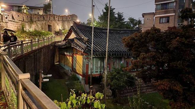 지난 3일 밤 지장암 풍경. 이승만은 이 일대 2만m2(6000여 평)의 땅을 소유했고, 그의 본처 박승선은 종교심으로 가난한 이들에게 부부 소유 땅에 집을 짓도록 허용했다. 사진=전정희