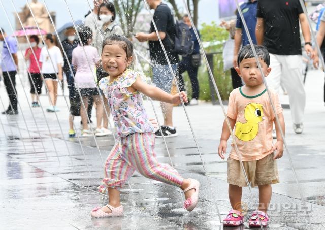 7일 서울 종로구 광화문광장에서 어린이들이 물놀이를 즐기고 있다.