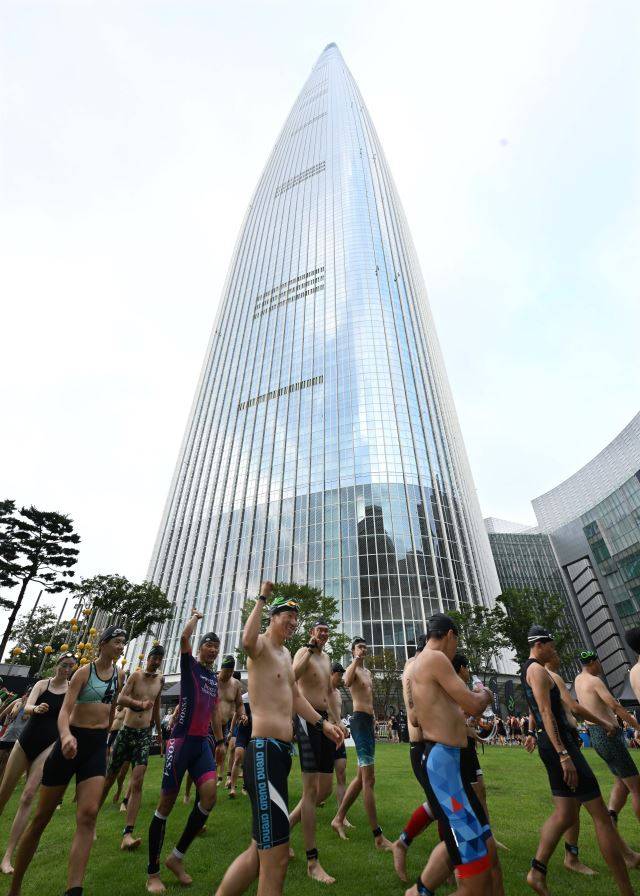 7일 서울 송파구 석촌호수와 롯데월드타워에서 열린 2022 LOTTE Oe Race에서 참가자들이 출발점으로 향하고 있다. 이한결 기자