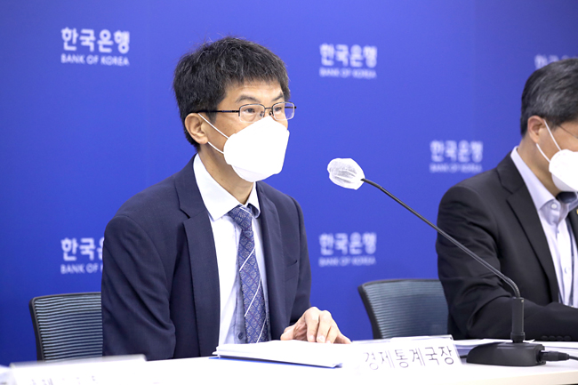 황상필 한국은행 경제통계국장이 지난 5일 서울 중구 한국은행에서 열린 2022년 6월 국제수지(잠정) 설명회에서 주요특징을 설명하고 있다. 한국은행 제공, 뉴시스