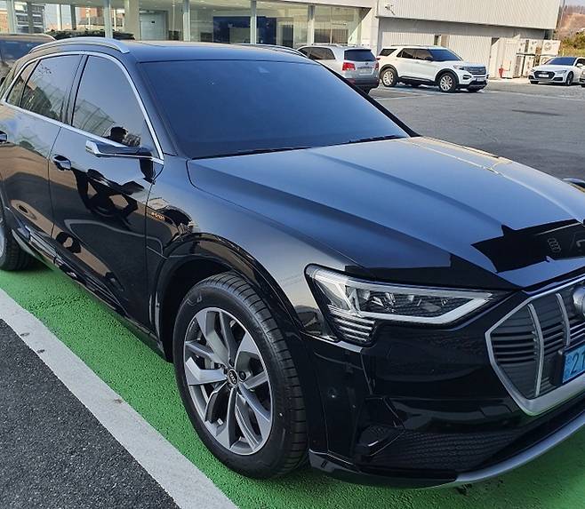 주행 중 멈춰선 아우디 ‘e트론’. 제보자 제공