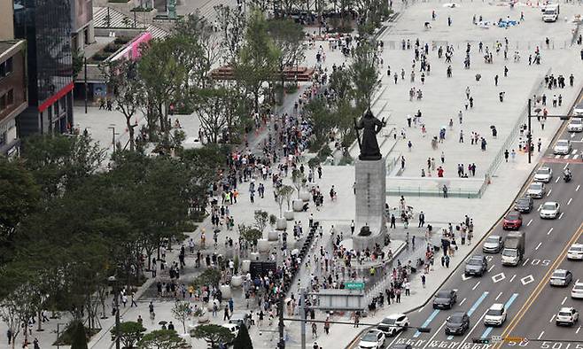 7일 1년 9개월 만에 재개장한 광화문광장을 찾은 시민들이 즐거운 시간을 보내고 있다. 연합뉴스