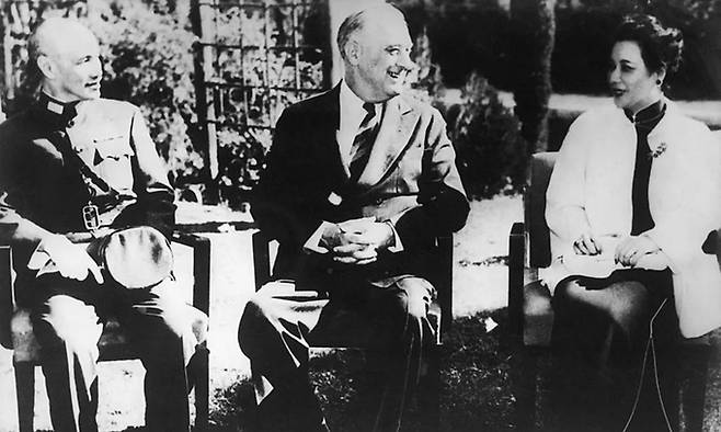 왼쪽부터 장제스, 루스벨트, 쑹메이링. 출처:타임