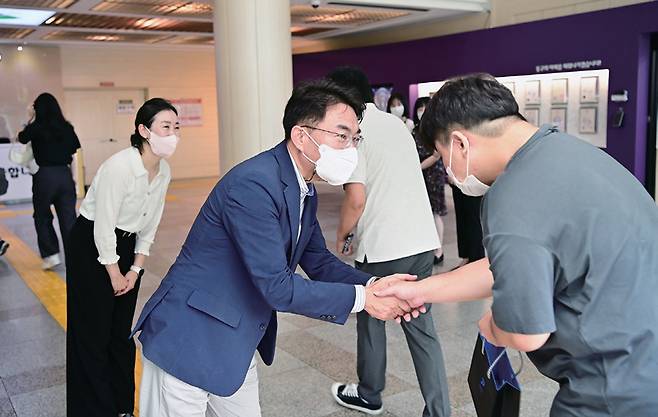 취임 첫날, 전 직원에게 출근길 인사를 하는 윤석준 동구청장ⓒ동구청