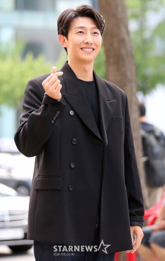 As a result of the 7th coverage, Kang Ki-young will move to Bali, Indonesia through Incheon International Airport on the 9th.On the 8th, director Yoo In-sik, Park Eun-bin, Joo Jong-hyuk, and Ha Yoon-kyung, who are leaving the country, will be on a flight to Bali later than other actors. Kang Ki-young inevitably overlaps with other shooting schedules.Extraordinary Attorney Woo is a work that depicts the survival of a large law firm by a new Lawyer Wooyoungwoo (Park Eun-bin), who has both a genius brain and autism spectrum.It started with a 0.9% rating at the time of its first broadcast on June 29, but it has been booming with a 15 percent rating in nine broadcasts. (Based on Nielsen Koreas nationwide paid households)Kang Ki-young is appearing in this work as a lawyer, Hanbada Chung Myung Suk Lawyer.Jung Myung-seok is a direct supervisor of Wooyoungwoo Lawyer, and has gained the favorable feeling of viewers as a warm-hearted senior who supports Wooyoungwoo with autism spectrum.Previously, Studio Genie of the production company discussed the award Vacation of Actors and staff thanks to the hot interest of Extraordinary Attorney Woo.However, the new corona virus infection (Corona 19) is re-proliferating worldwide, so it said it will prepare a golden whale instead of a reward Vacation.In the case of the award Vacation, it is difficult to proceed due to the difficulty of the time and schedule of the entire staff, said Lawyer Wooyoung Woong. This Bali schedule is close to the personal Vacation schedule where the actors who are in charge and schedule are leaving together.On the other hand, Actor Kang Tae-oh, who showed romance with Park Eun-bin in the role of Lee Jun-ho of the Hanbada Songmu team, is ahead of the military service and does not attend the Vacation schedule.