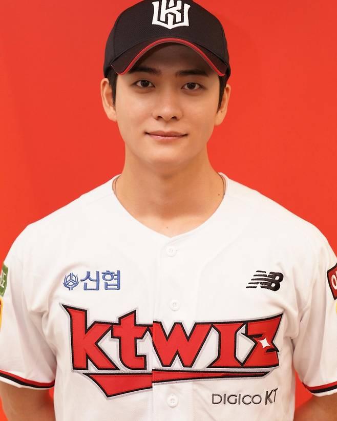 Kang Tae-oh posted two photos on his instagram on the 7th with an article entitled Kang Tae-oh Tae-oh KTO_KT clothes.In the photo, Kang Tae-oh was wearing a KT Wiz uniform in the game between KT Wiz and Hanwha Eagles held at Wiz Park on the day.He boasted a dignified figure and physical as well as a current Baseball player.Netizens commented on Bless my eyes, My husband let me go instead of the army, My brother really loves me so much and so on.Meanwhile, Kang Tae-oh has recently played the role of the main character Wooyoung-woo (Park Eun-bin) and love line Lee Joon-ho in the ENA drama Wounded Lawyer Wooyoung-woo and is captivating her with her affectionate charm.