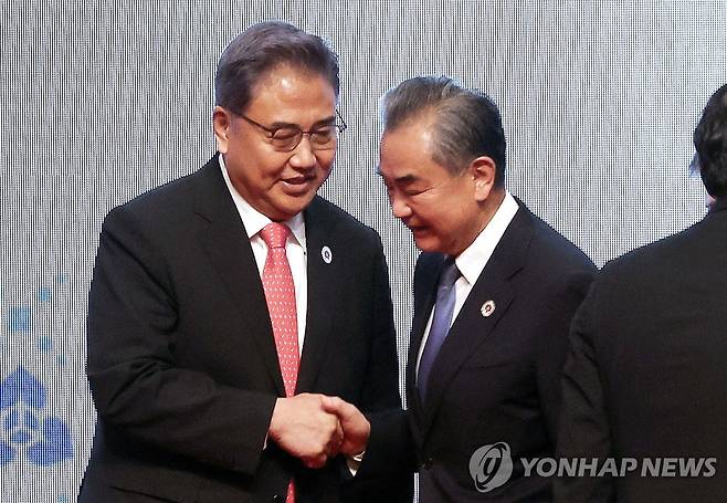 악수하는 한-중 외교장관 (프놈펜=연합뉴스) 류영석 기자 = 박진 외교부 장관과 왕이 중국 외교부장이 4일 캄보디아 프놈펜 소카호텔에서 열린 아세안+3(한중일) 외교장관회의에서 기념촬영을 마친 뒤 인사하고 있다. 2022.8.4 ondol@yna.co.kr