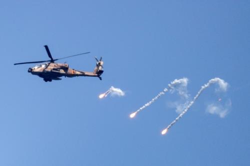 이스라엘-가자지구 경계 상공에서 신호탄을 쏘는 이스라엘 헬기. [로이터 연합뉴스 자료사진. 재판매 및 DB 금지]