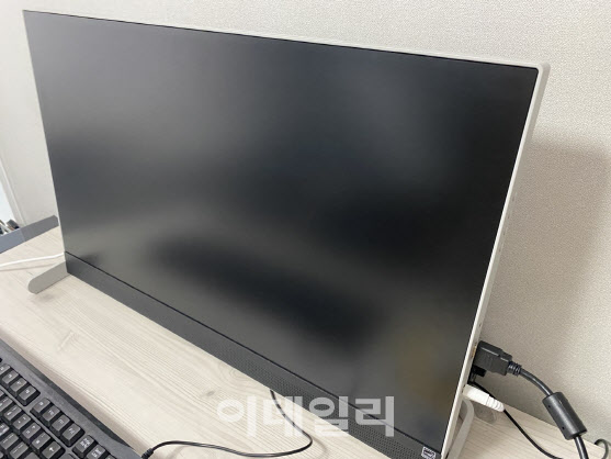 재택근무를 위해 책상 위에 스탠드 모드로 설치한 LG 리베로. 모니터 양옆과 위에 슬림 베젤을 적용했다.