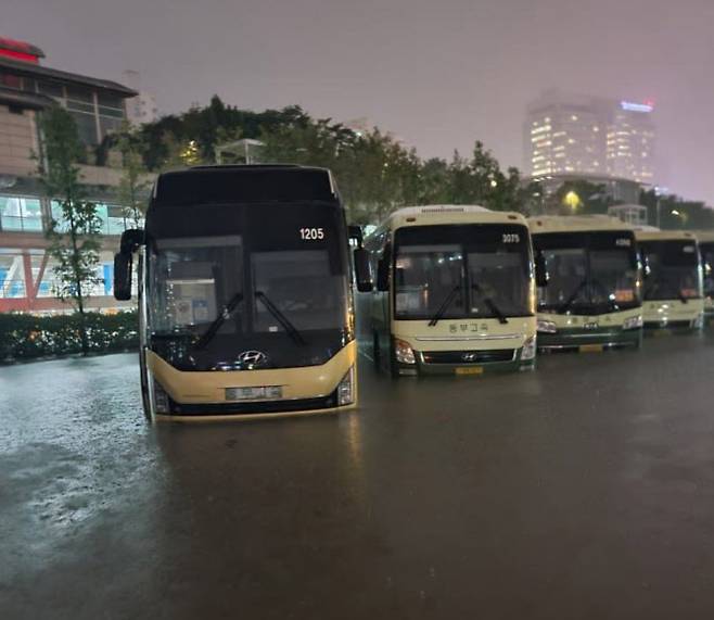 고속터미널역 버스 침수. SNS 갈무리