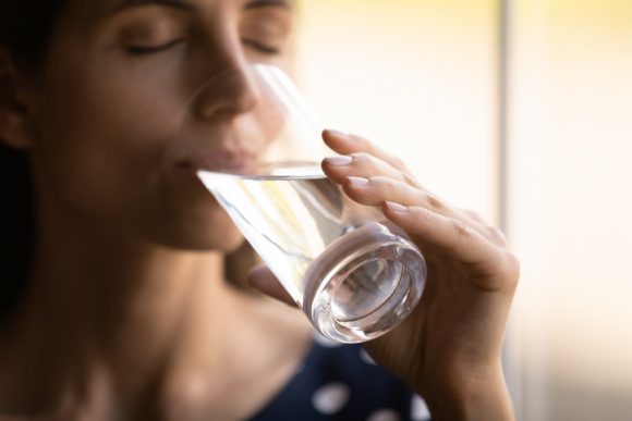 코로나 후유증 중의 하나인 변비를 해결하려면 물을 충분히 마시는 것 등이 도움이 된다. [사진=게티이미지뱅크]