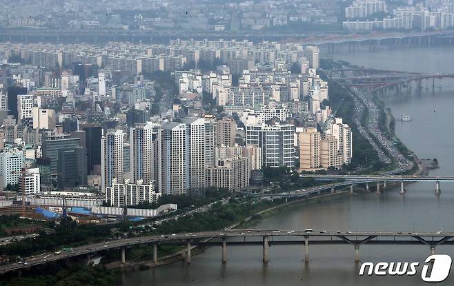 서울 송파구 롯데월드타워 서울스카이에서 바라본 강남구 한강변 아파트단지 모습. 2022.8.7/뉴스1 ⓒ News1 박세연 기자