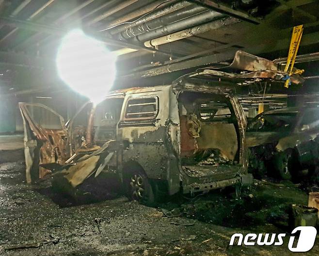 지난해 8월11일 천안의 한 아파트 지하주차장에서 발생한 화재는 세차차량에 설치된 LP가스 누출로 인한 폭발이 원인이 된 것으로 조사됐다. ⓒ 뉴스1
