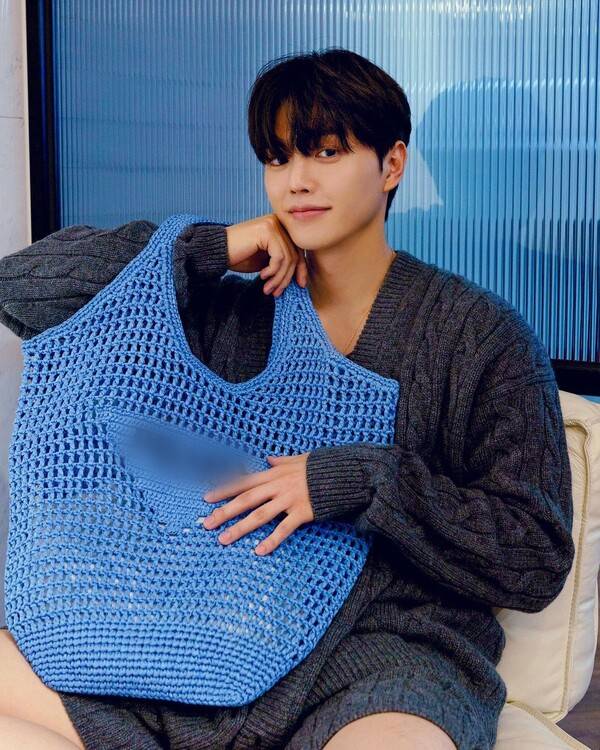 Actor Song Kang showed off his beautiful beauty.Song Kang posted several photos on his Instagram account on Saturday.In the photo, Song Kang was wearing a dark knit and sat on the couch and boasted a sleek jaw line and a watery beauty.The perfect visual and soft smile thrilled the fans.Meanwhile, Song Kang appeared in the JTBC drama People in the Weather Service: A Cruelty to Love in the Company, which ended in April.