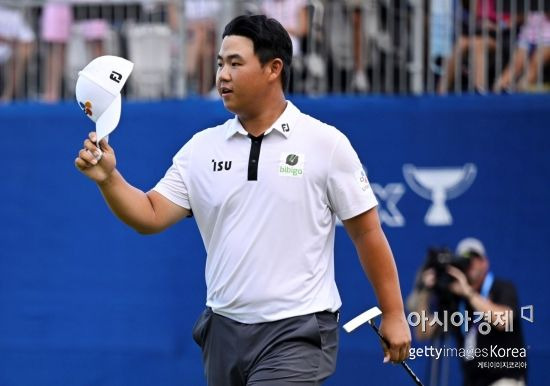 김주형이 정규리그 최종전인 윈덤챔피언십 우승 직후 갤러리의 축하에 모자를 벗어 인사하고 있다. 그린스보로(미국)=Getty images/멀티비츠