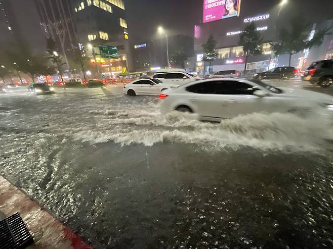 8일 밤 서울 강남구 신사역 일대 도로가 물에 잠겨 있다./연합뉴스
