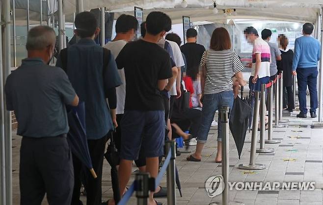 8일 오전 서울 마포구보건소 선별진료소를 찾은 시민들이 검사를 기다리고 있다. ⓒ연합뉴스
